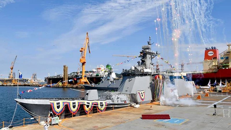 Спуск на воду фрегата "Пхохан", Южная Корея Спуск на воду фрегата "Пхохан", Южная Корея